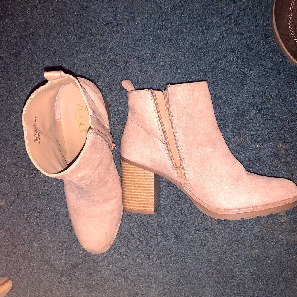 Sugar boot very nice , suede .